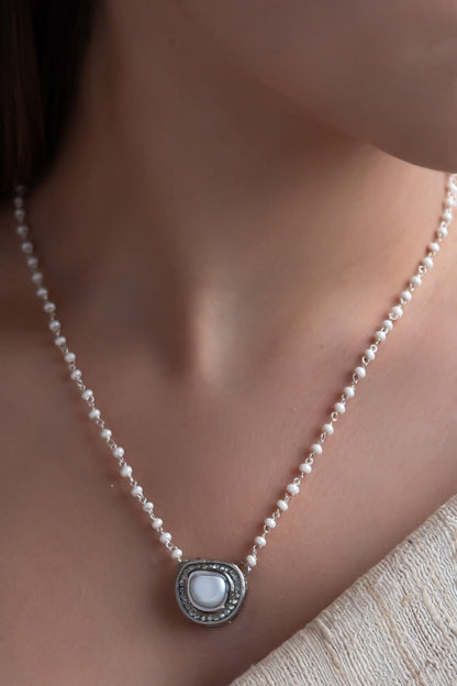 Pearl Embellished Pendant Necklace 