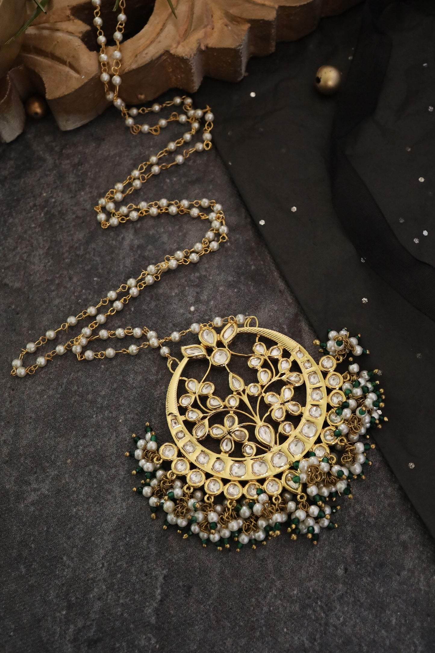 Kundan Embellished Pendant Necklace 