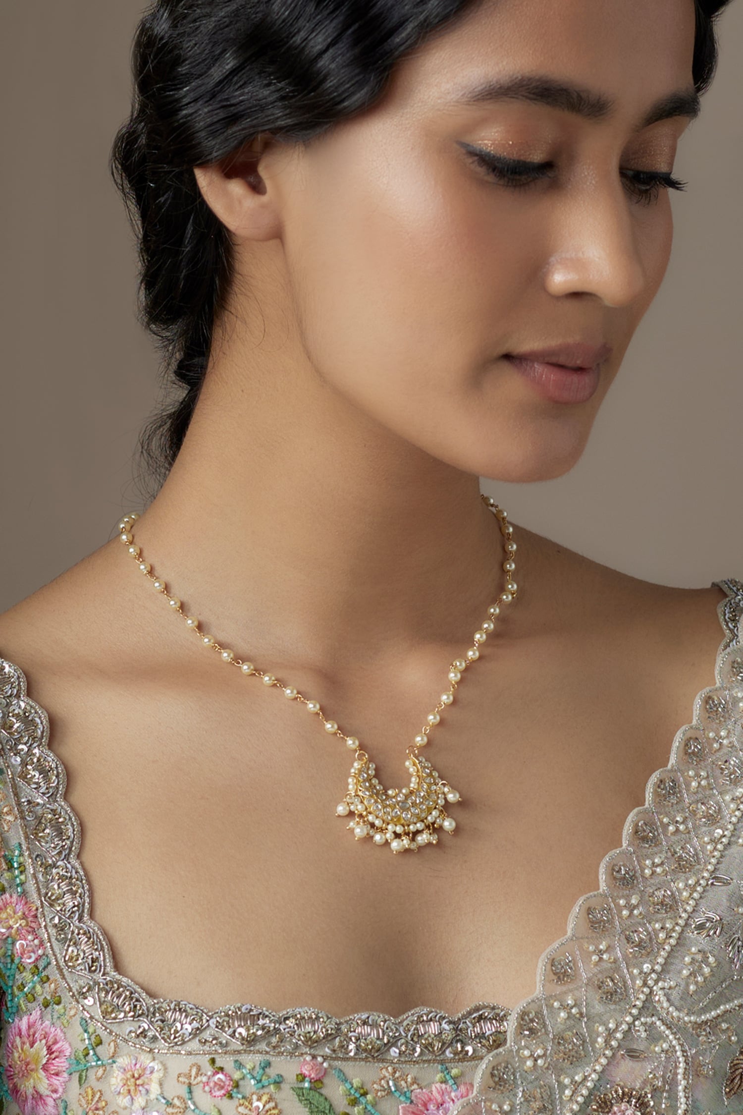 Pearl Embellished Pendant Necklace 