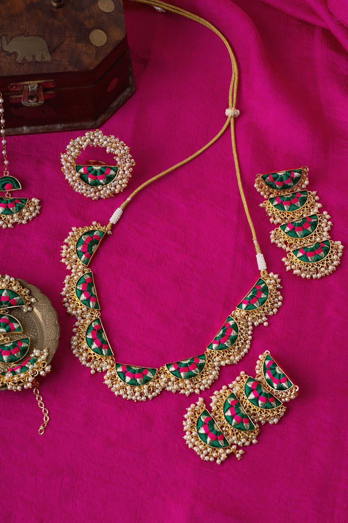 Fern Scallop Embroidered Choker Set 