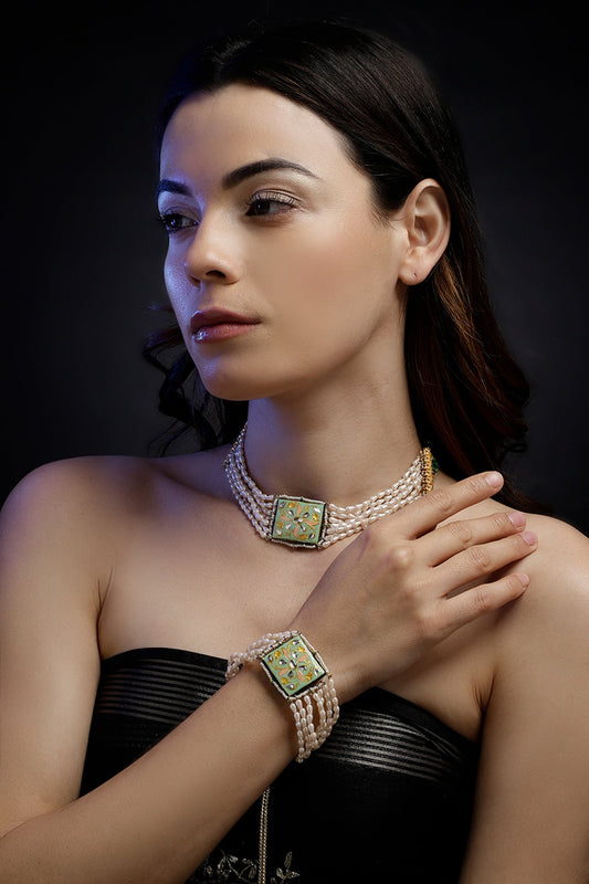 Kundan Pearl Embellished Choker 