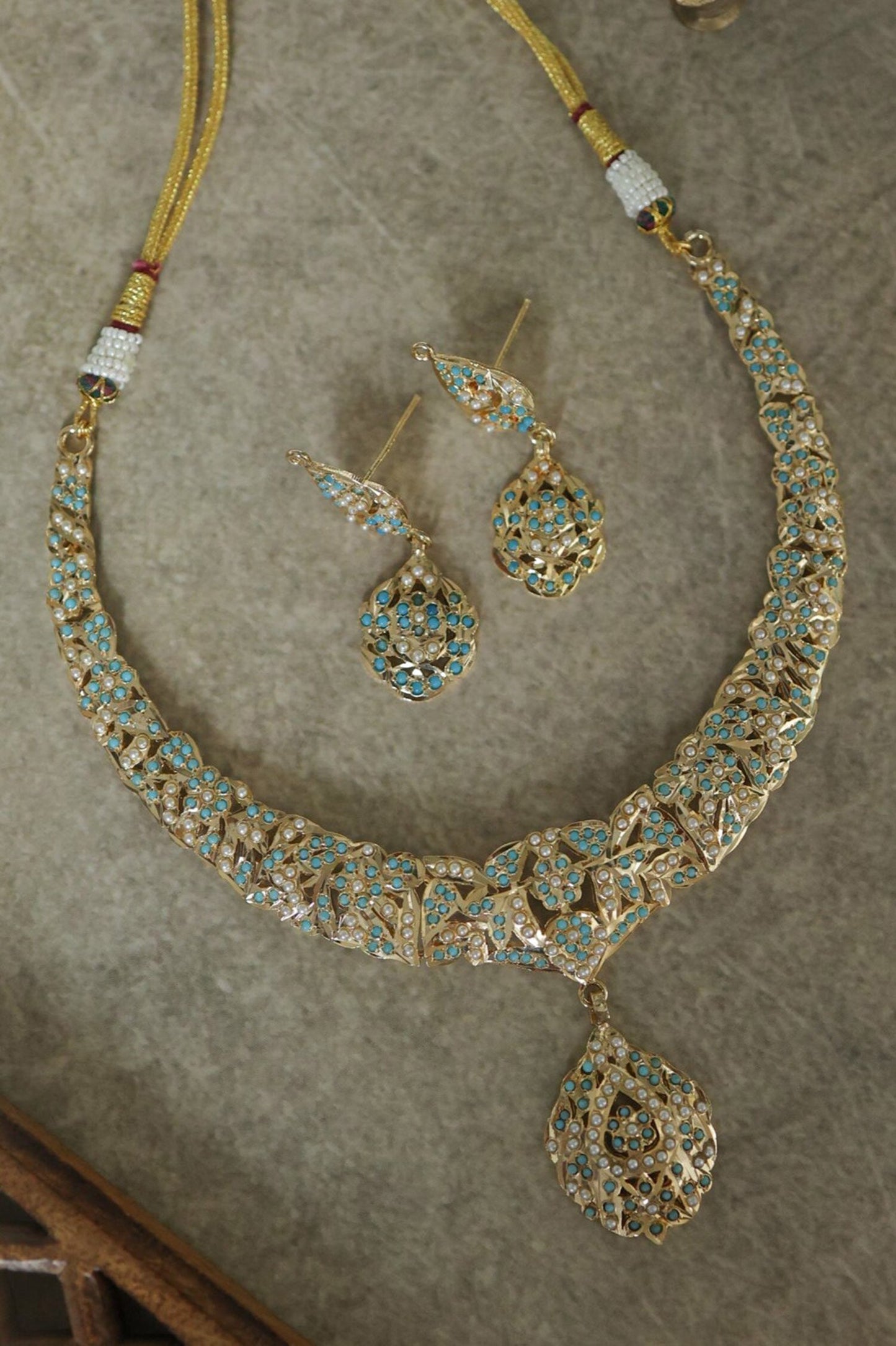 Floral Cutwork Pendant Necklace Set 