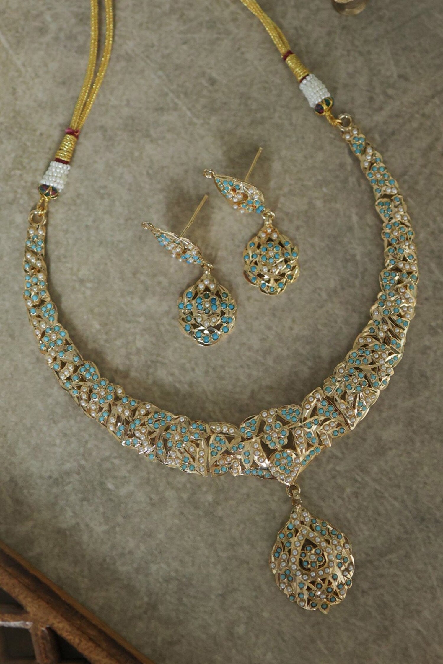 Floral Cutwork Pendant Necklace Set 