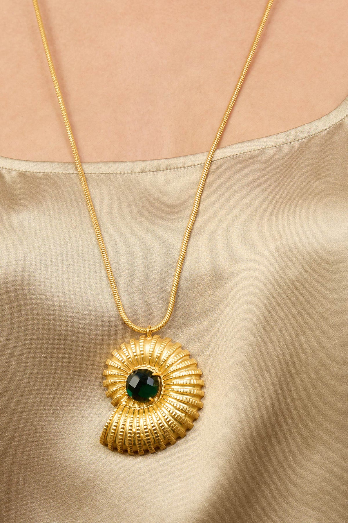 Gold Shell Motif Pendant Necklace 
