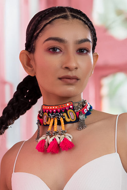 Passie Thread Embellished Choker 