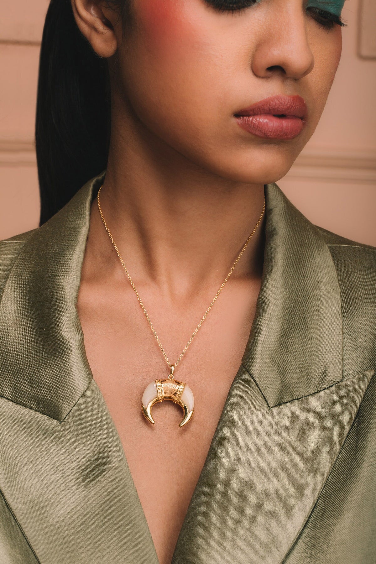 Gold Onyx Pendant Necklace 