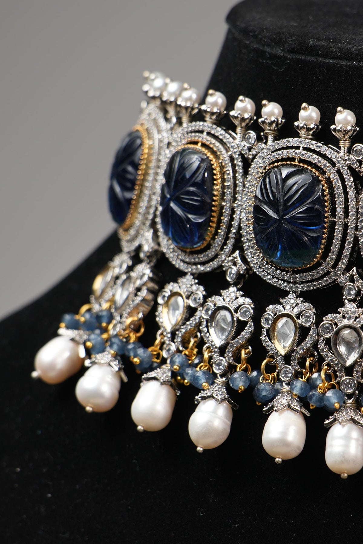Carved Saphire Stone Embellished Choker Set 
