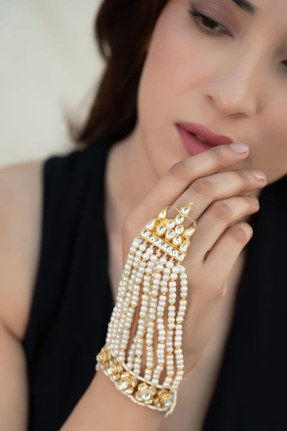 Kundan & Pearls Adjustable Hathphool 