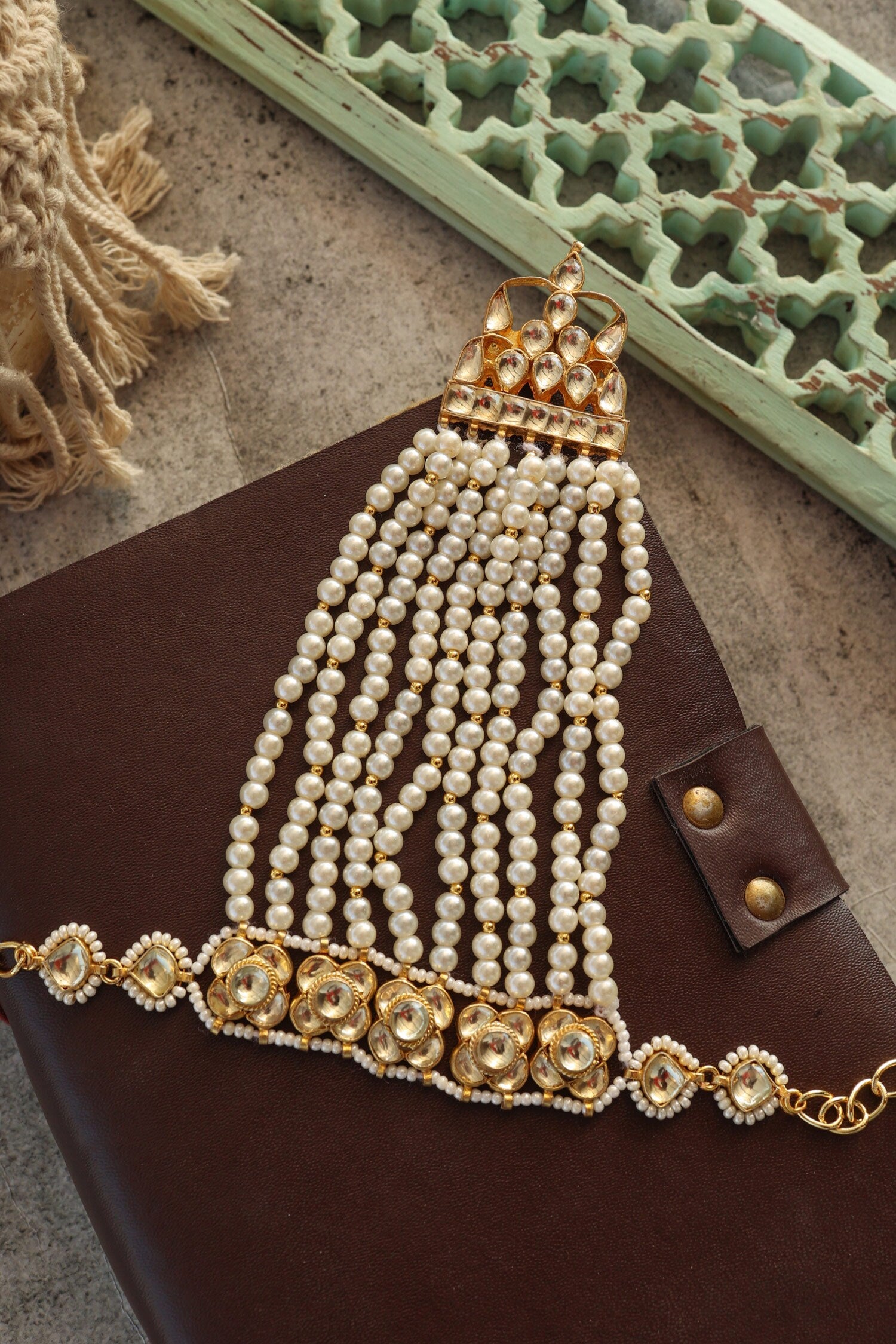 Kundan & Pearls Adjustable Hathphool 