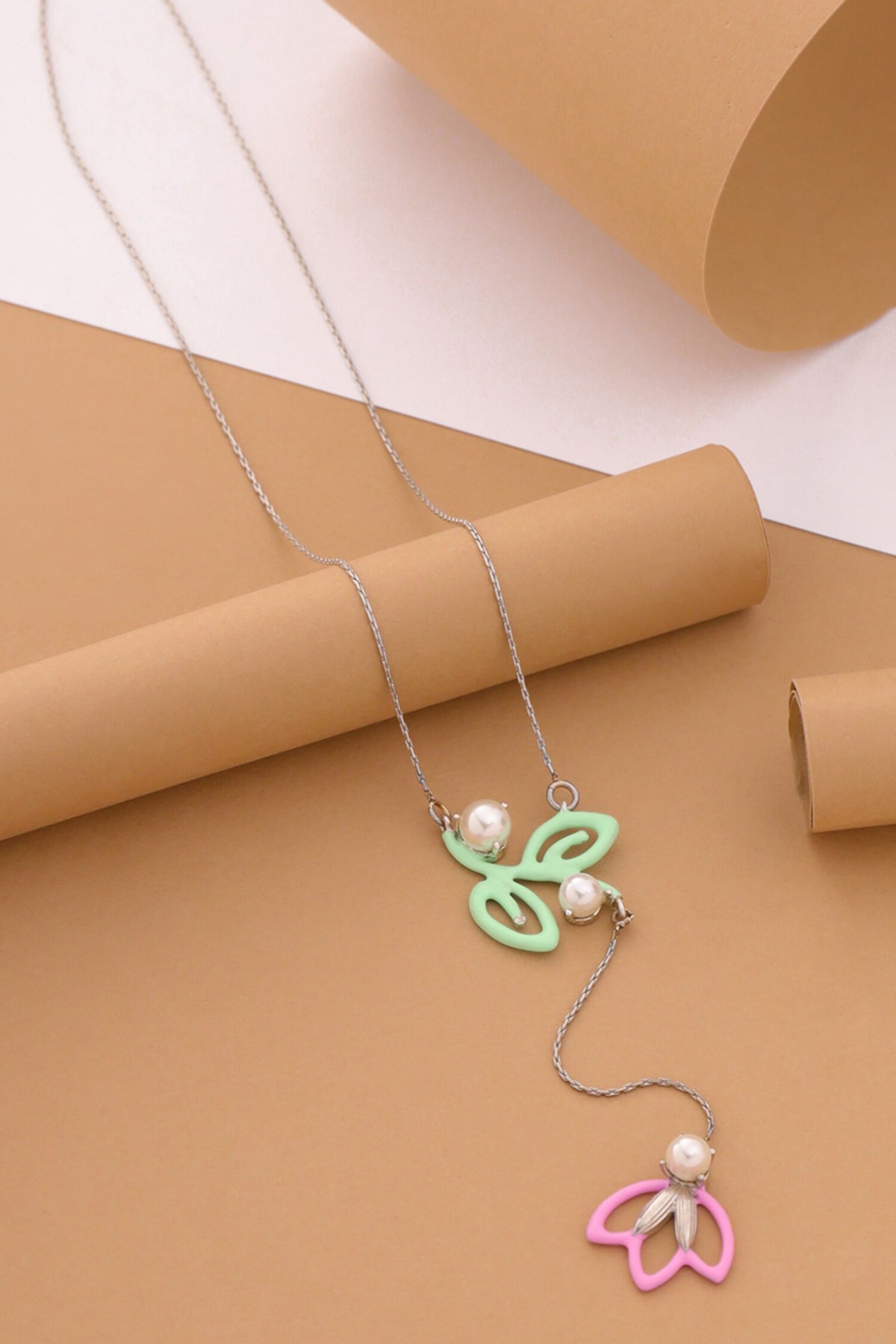 Contemporary Pendant Necklace With Pearls 