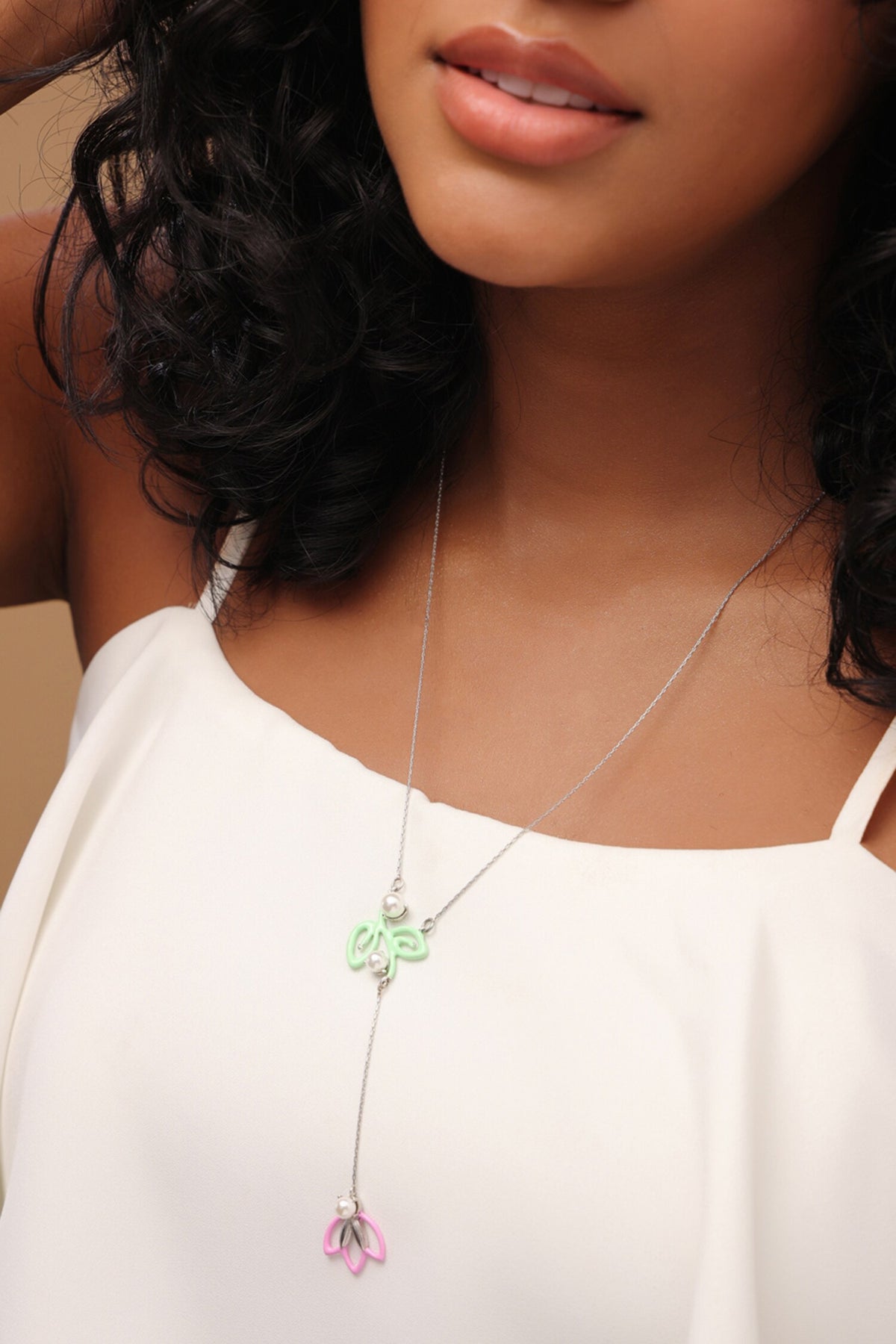 Contemporary Pendant Necklace With Pearls 