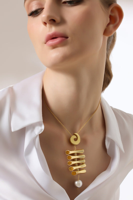 Thenira Gold Pendant Necklace 