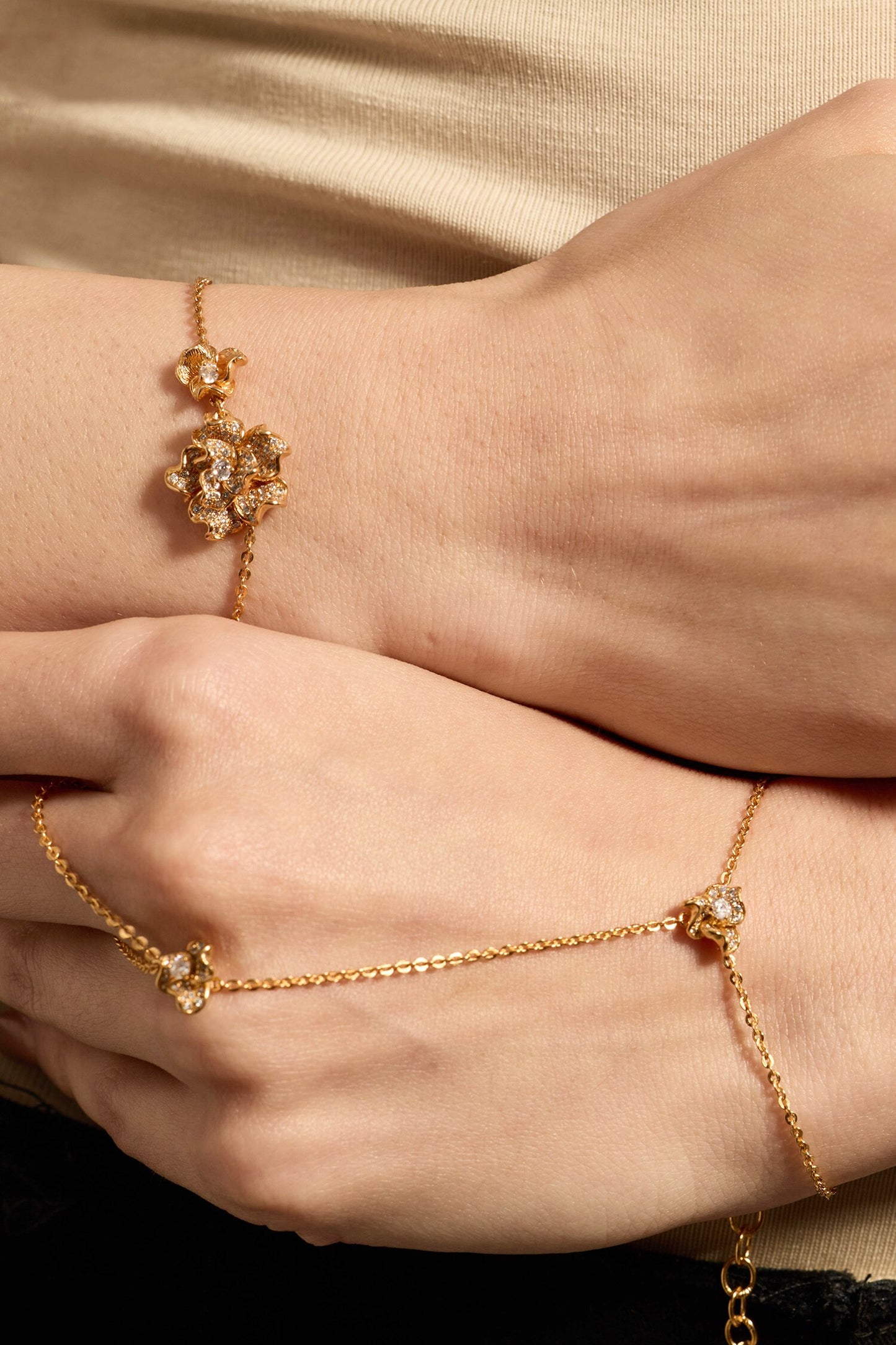 Amorette Hand Harness 