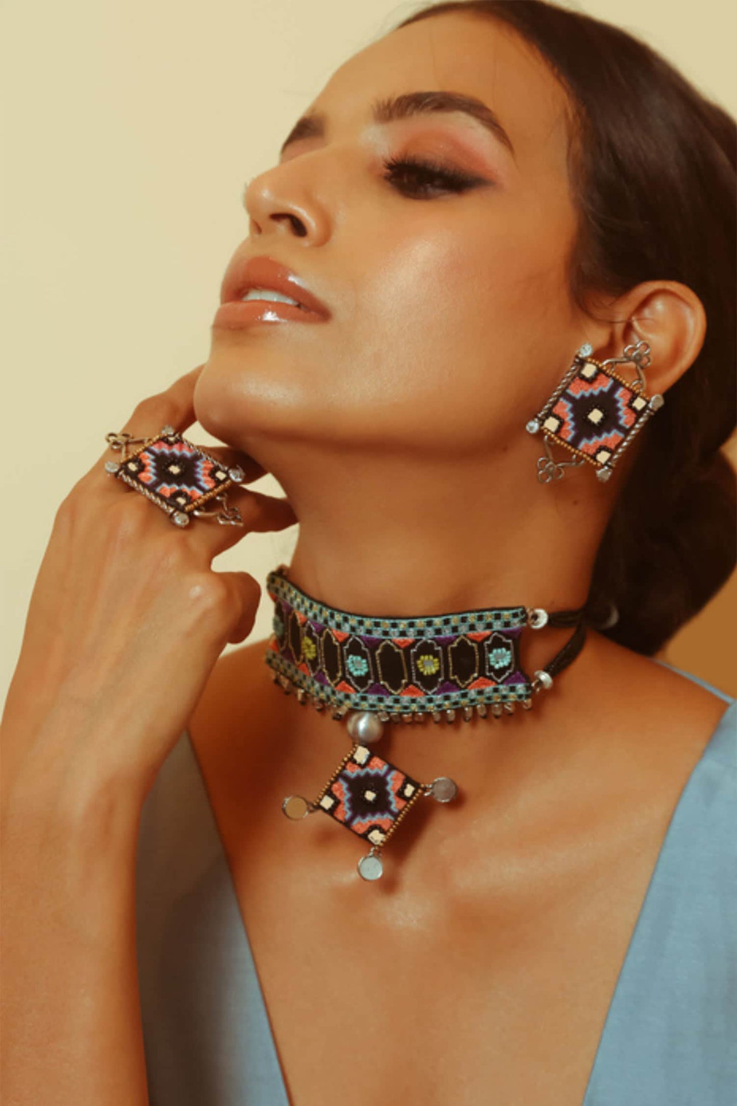 Sakinah Embroidered Choker 