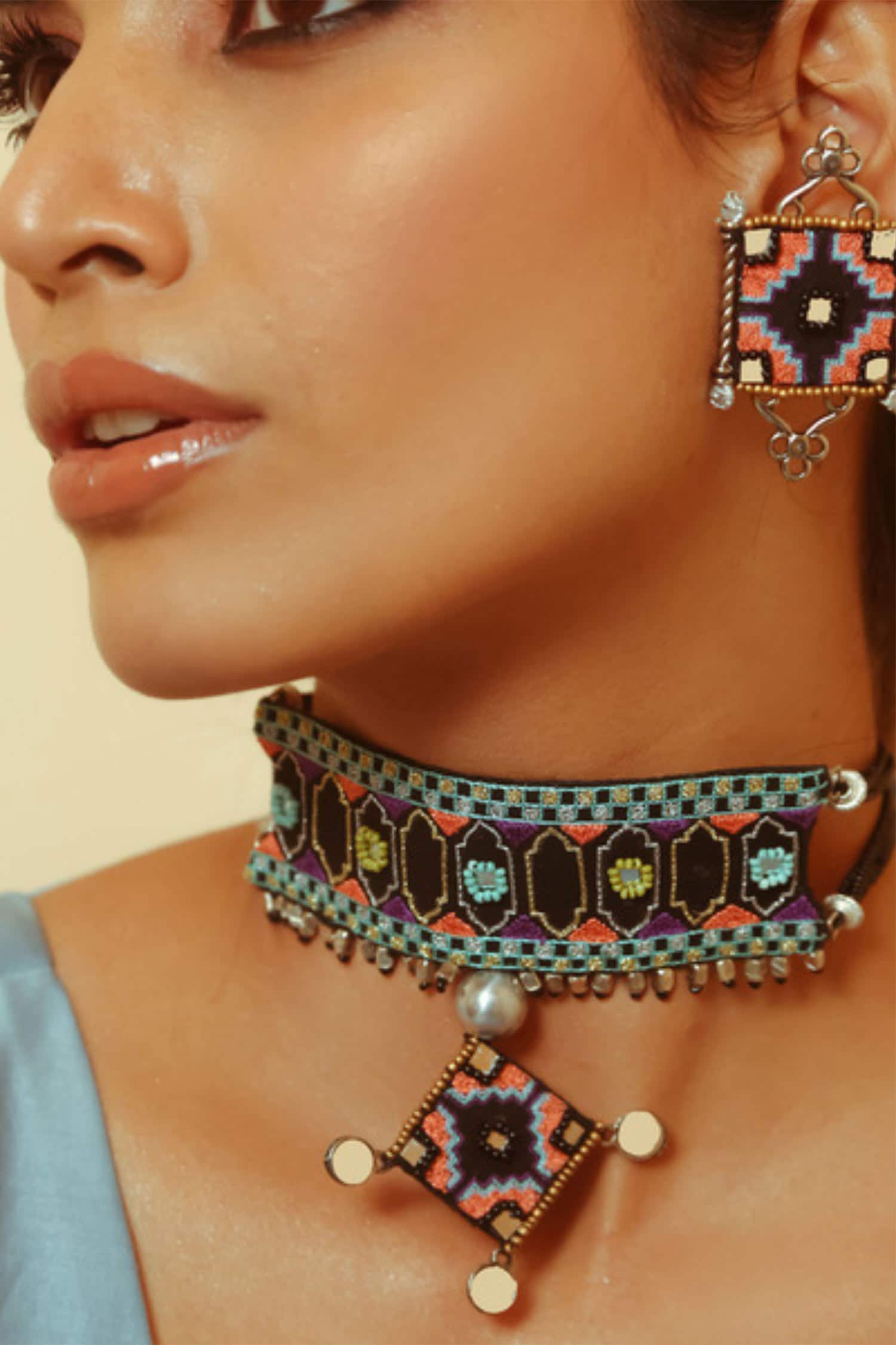 Sakinah Embroidered Choker 