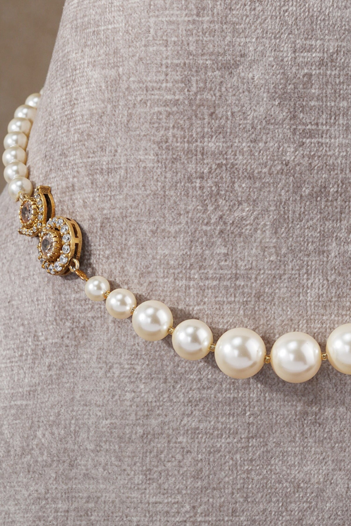 Pearl Studded Sleek Gulluband Choker 