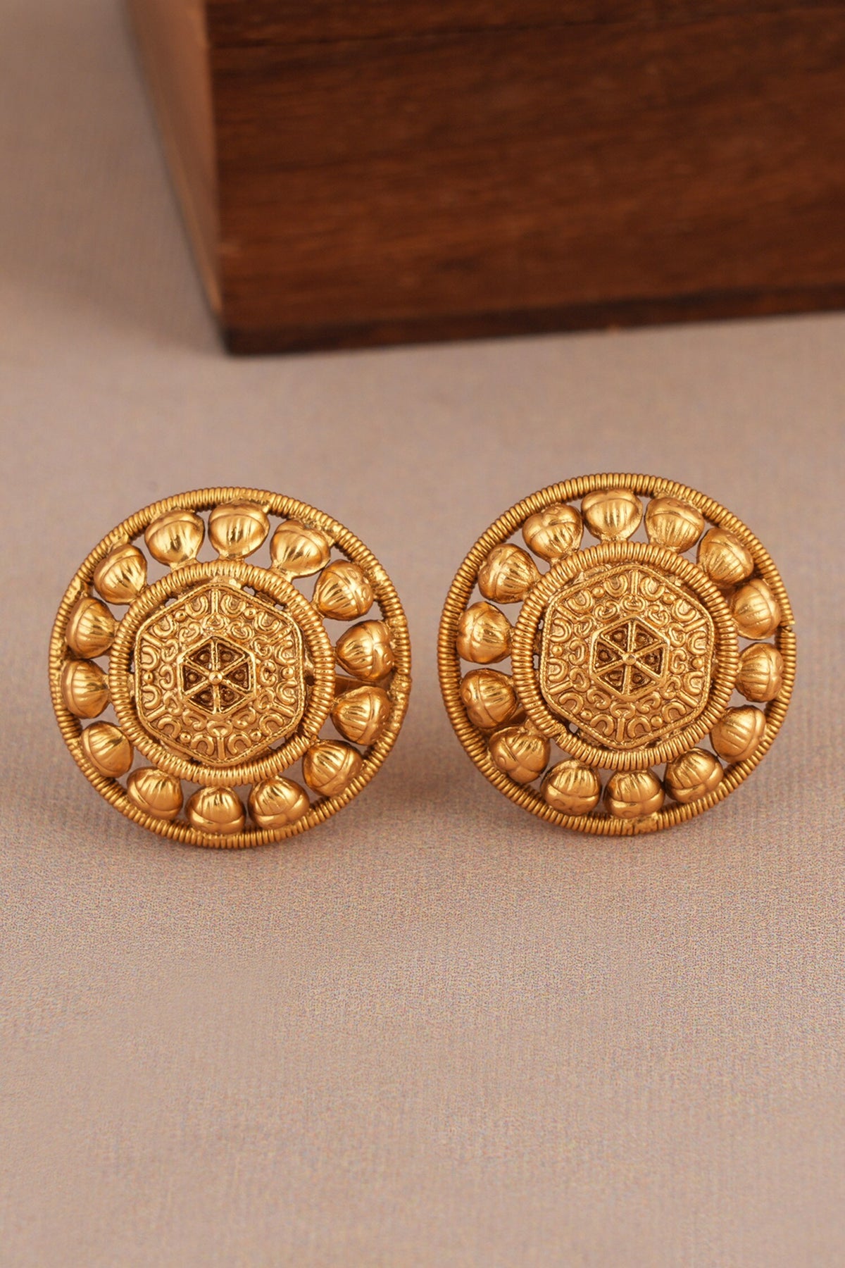 Antique Carved Choker & Stud Earrings Set 