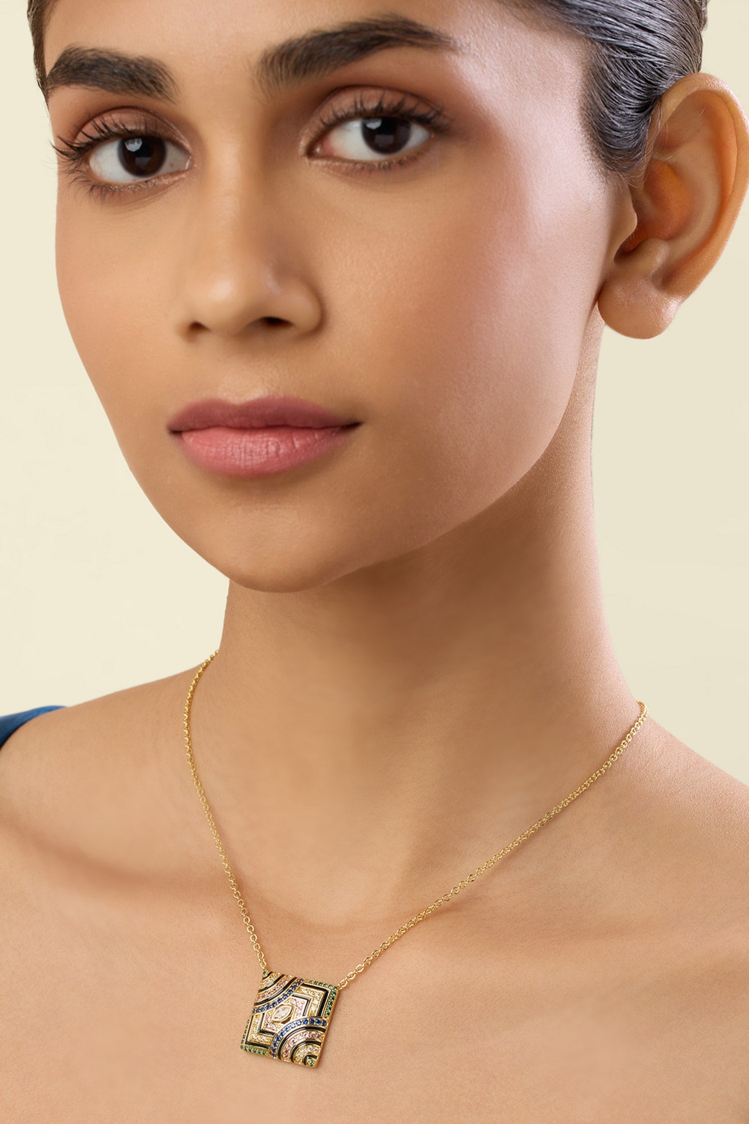 Vyntra Pendant Necklace 