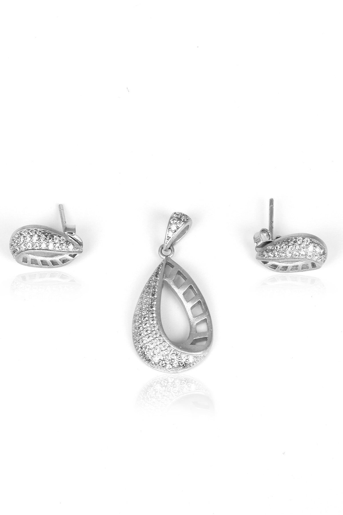 Urfi Tear Drop Pendant With Earrings 