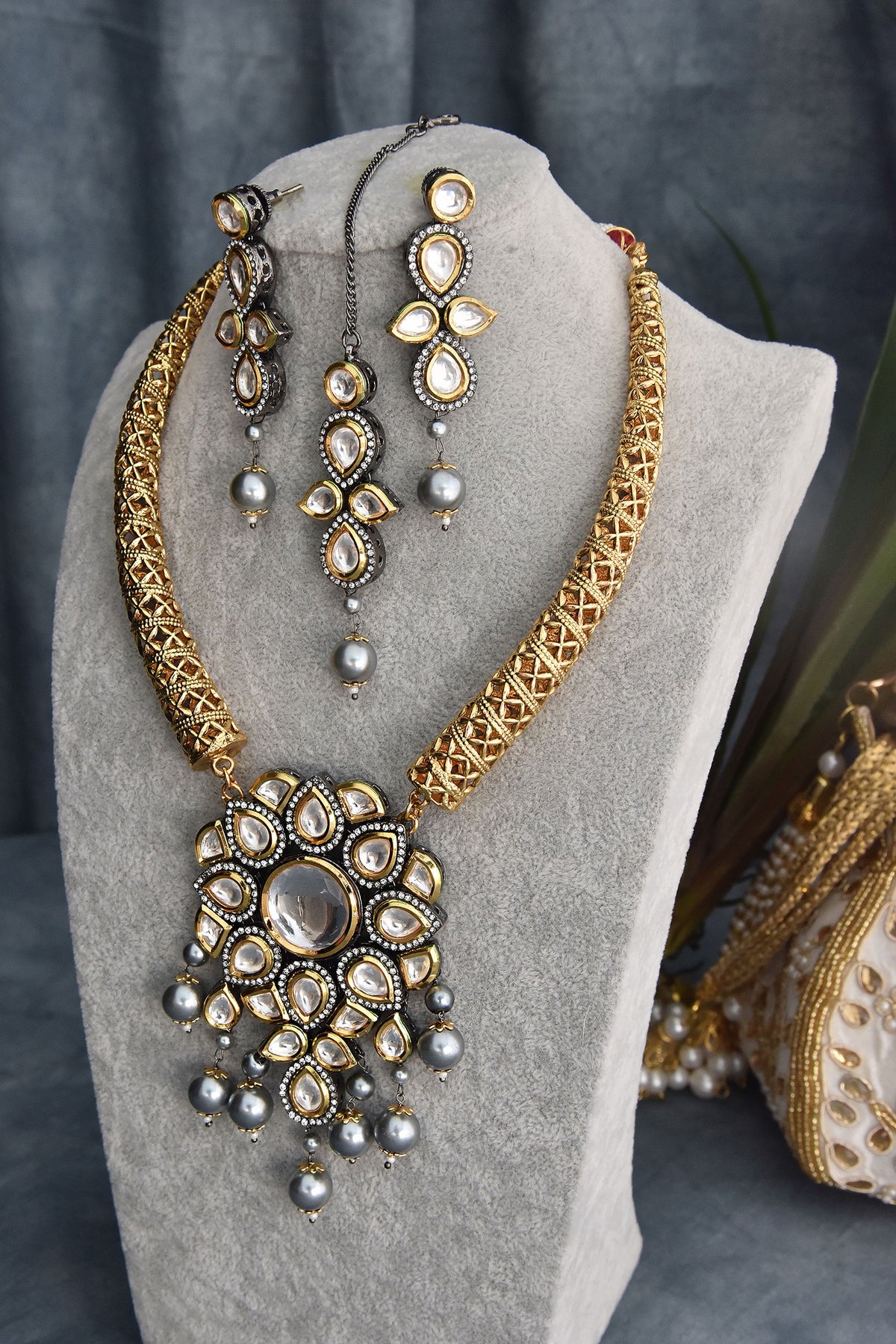 Kundan Embellished Necklace Set 