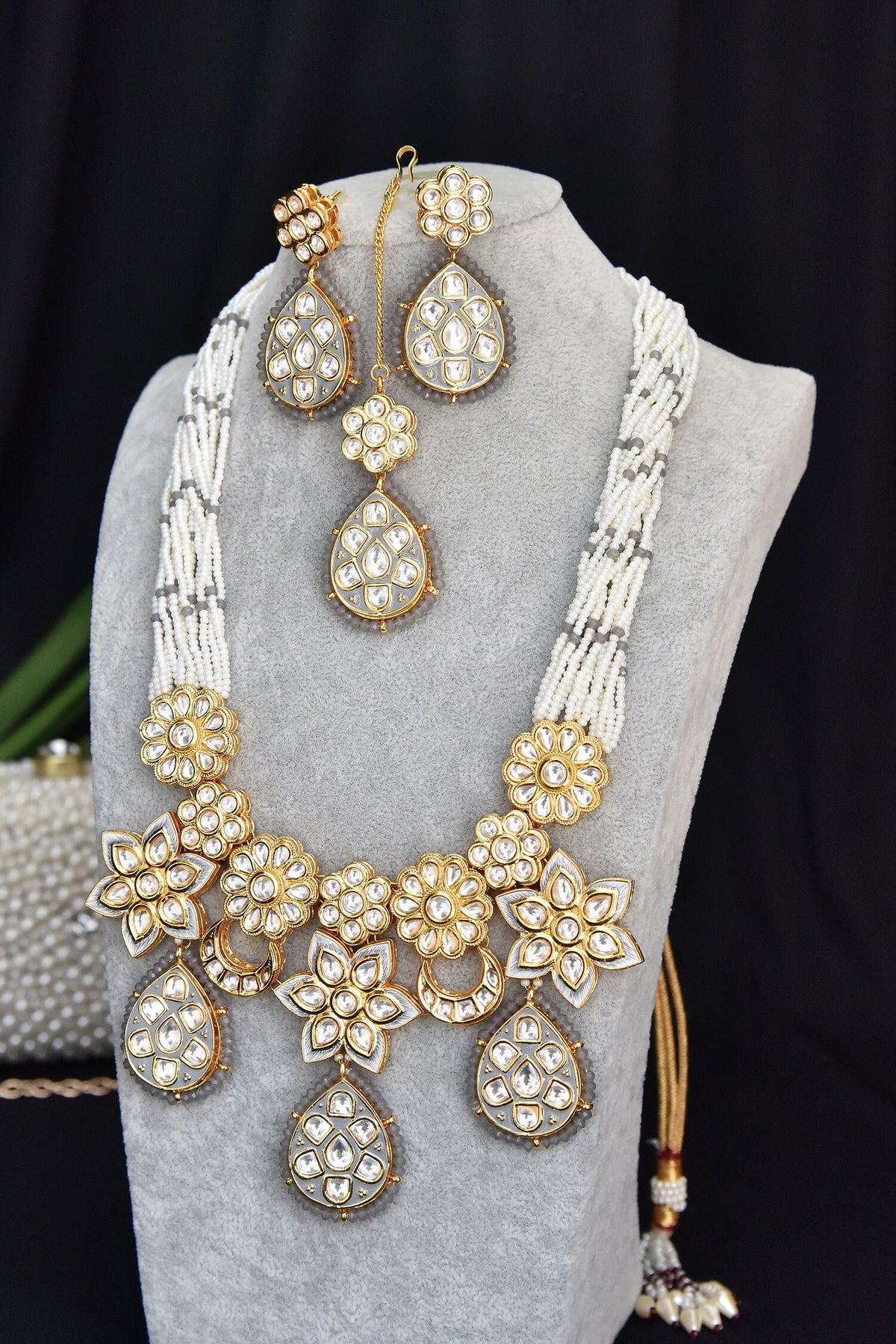 Kundan Embellished Necklace Set 