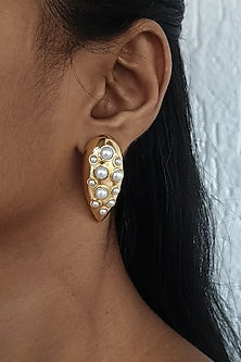 Gold Pleated Pearls Stud Earring