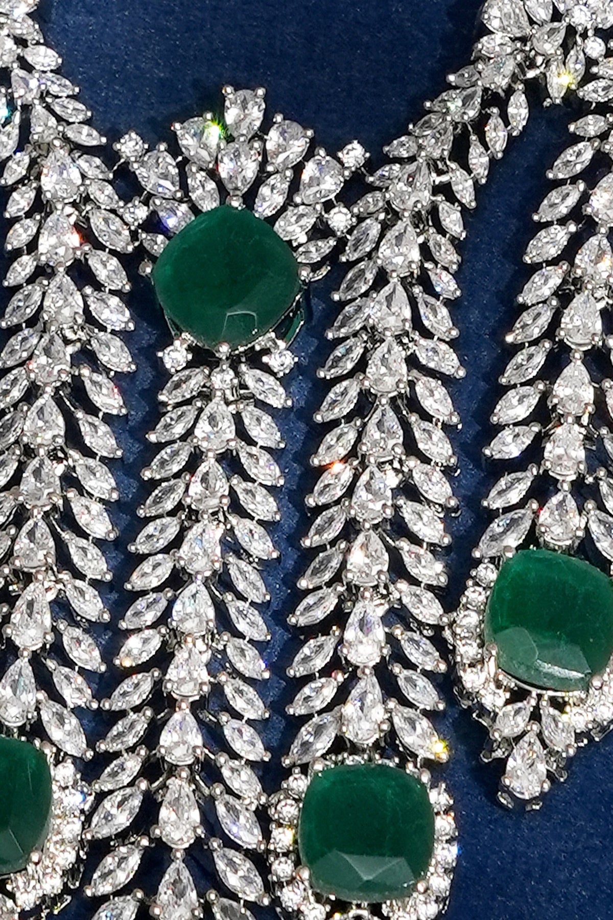 White Finish Diamond & Emerald Choker Necklace Set