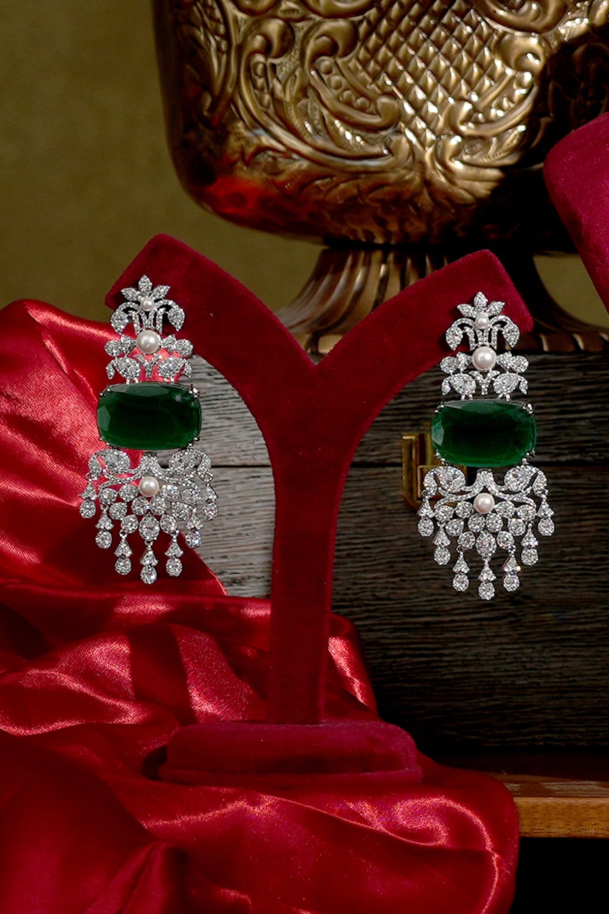 White Finish Diamond & Emerald Necklace Set