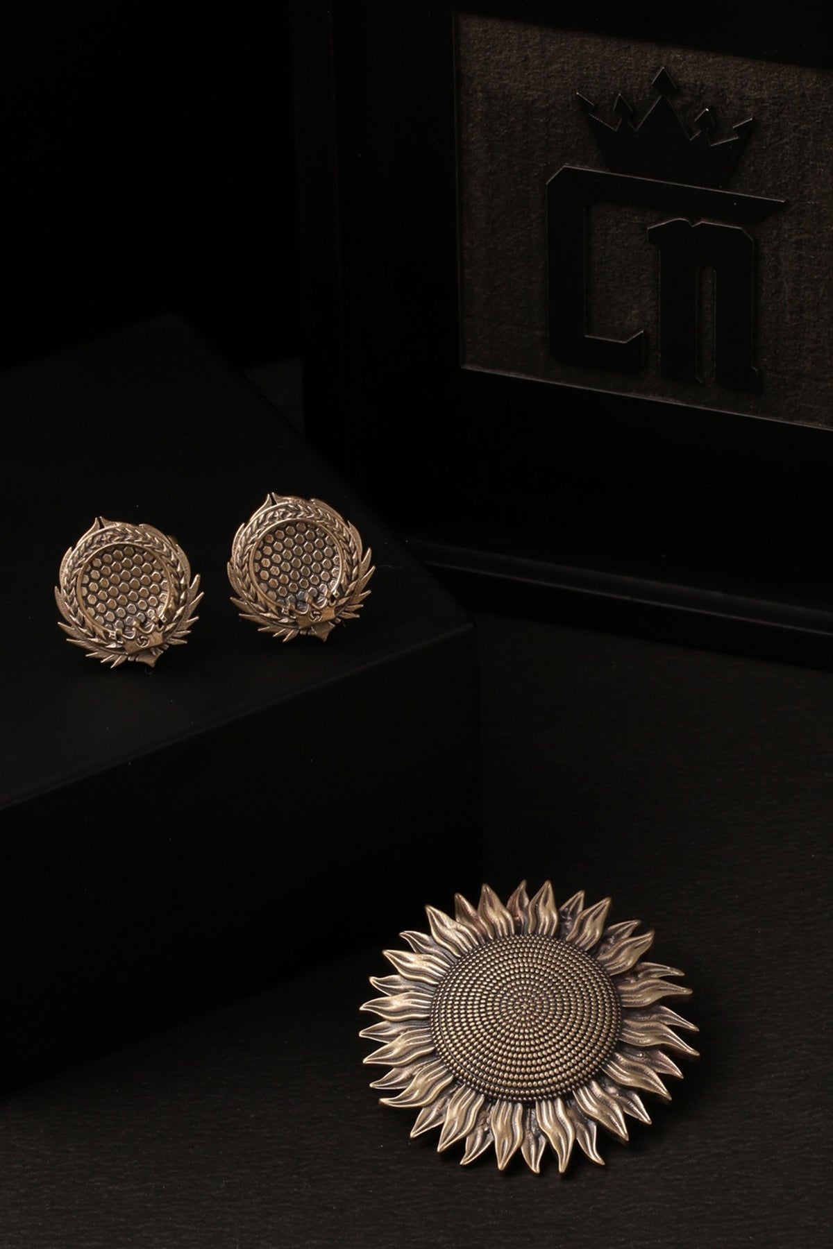 Antique Gold Thrones Cufflinks With Brooch