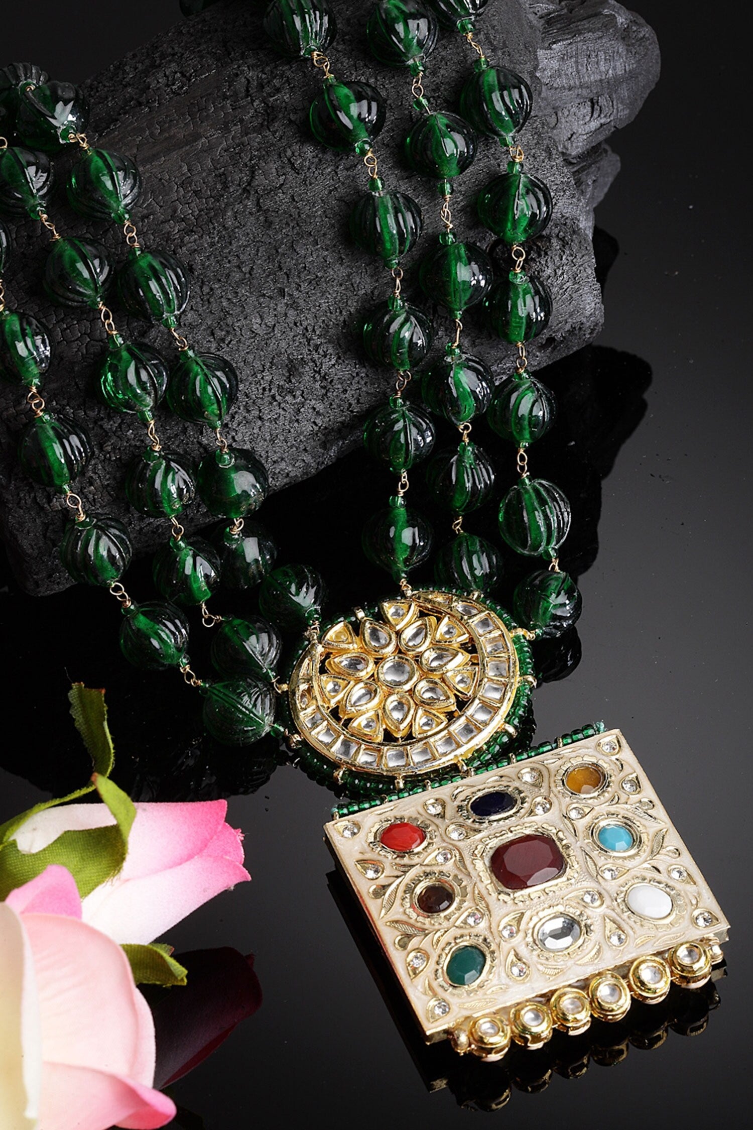 Kundan Embellished Pendant Necklace 