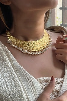 Gold Finish Freshwater Pearl Choker Necklace In Sterling Silver