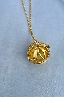 Gold Finish Mannat Pendant Necklace In Sterling Silver