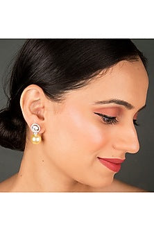 White Finish Stud Earring With Shell Pearl