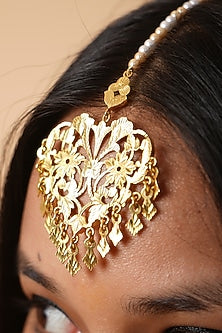 Gold Finish Swarovski Pearls & Pathra Work Heart-Shaped Maangtikka In Sterling Silver