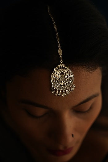 White Finish Maang Tikka In Sterling Silver
