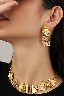 Gold Rhodium Finish Half-Cut Cabochon Pearl Hexa Necklace