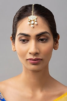 Gold Finish Maang Tikka With Shell Pearls
