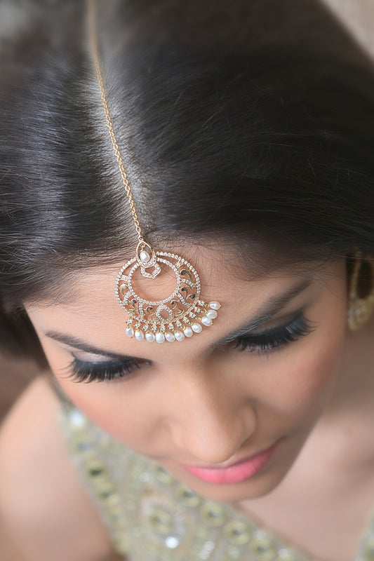 18 Kt Yellow Gold Pearl & Circular Diamond Maang Tikka