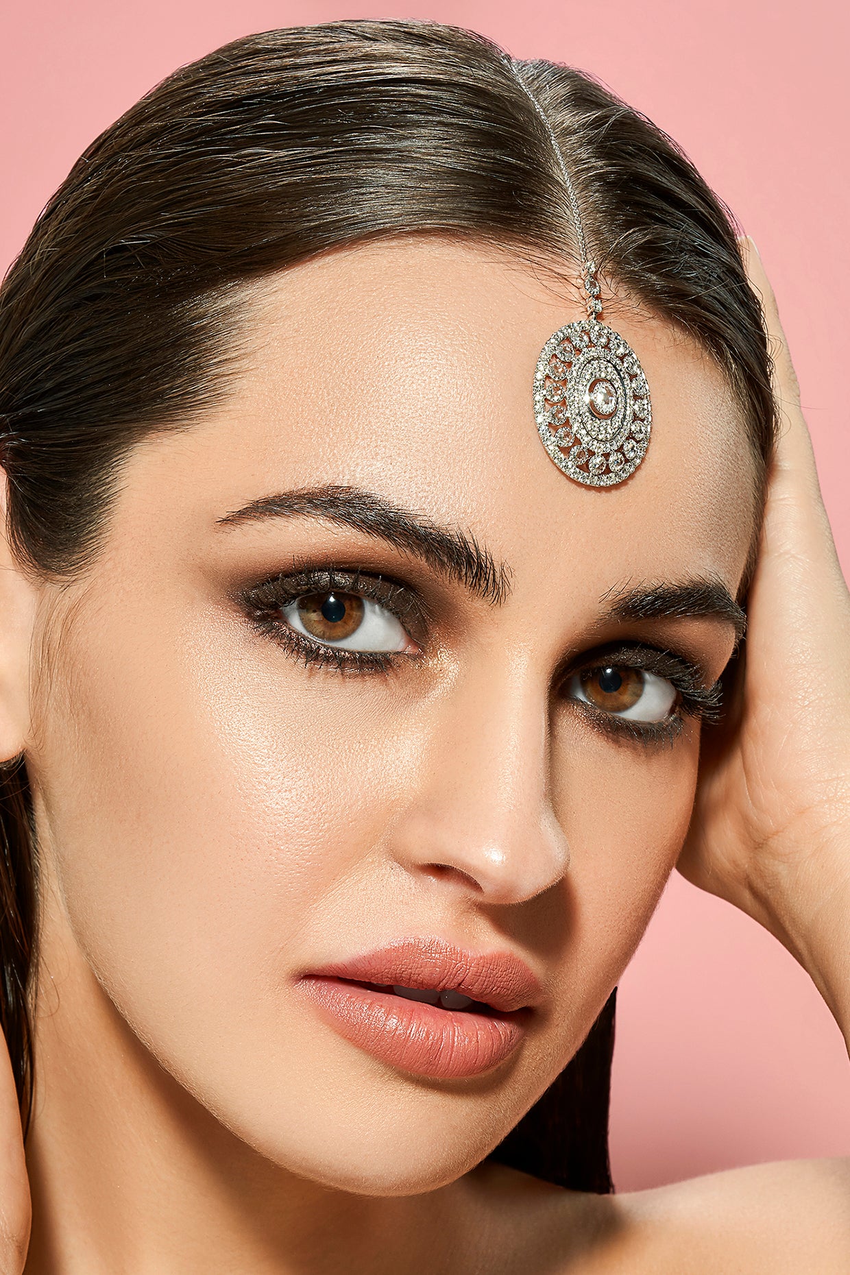 18 Kt White Gold Oval Diamond Maang Tikka