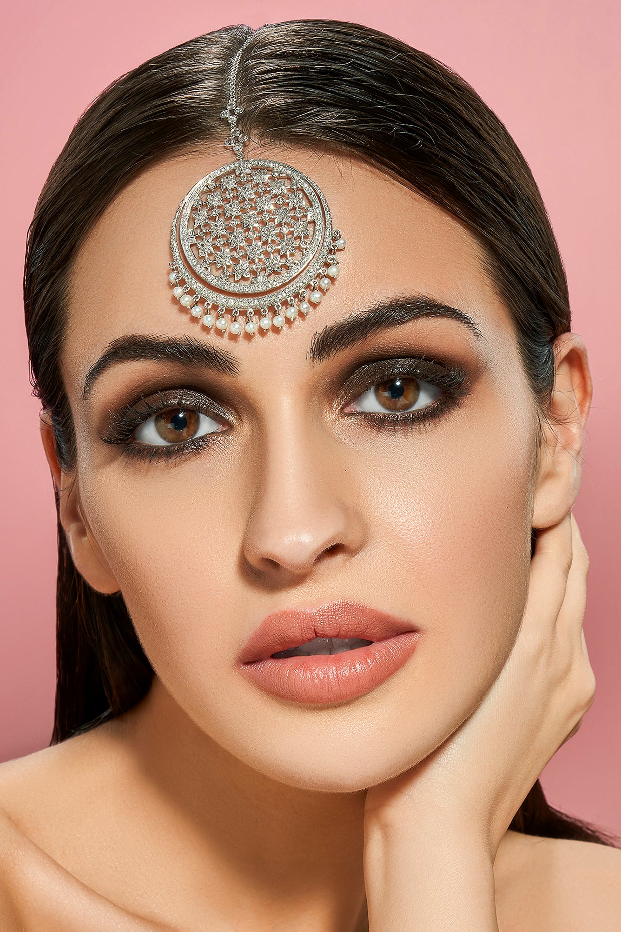 18 Kt White Gold Pearl & Diamond Maang Tikka