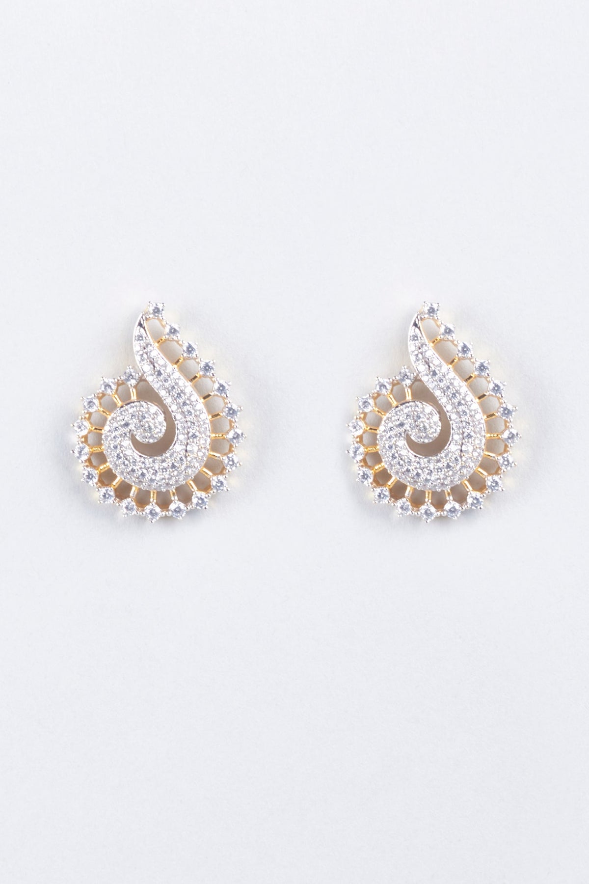Two Tone Finish Pendant With Earrings