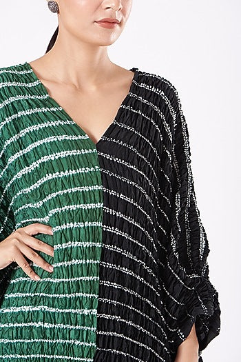 Featuring a bottle green and black handwoven kaftan in silk base with shibori pattern and hand dyed print. This contains only one piece.

FIT: Cut for relaxed fit.
COMPOSITION: Silk.
CARE: Dry clean only.