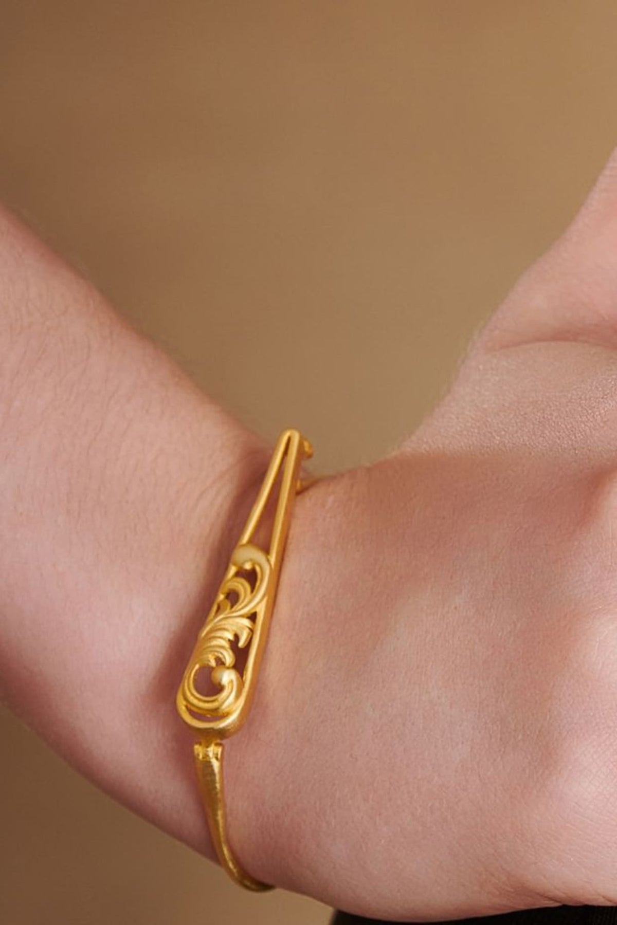 Gold Plated Floral Acanthus Openable Bangle