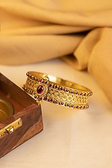 Gold Finish Onyx Temple Bangle In Sterling Silver