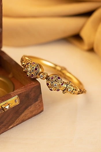 Gold Finish Onyx Temple Bangle In Sterling Silver