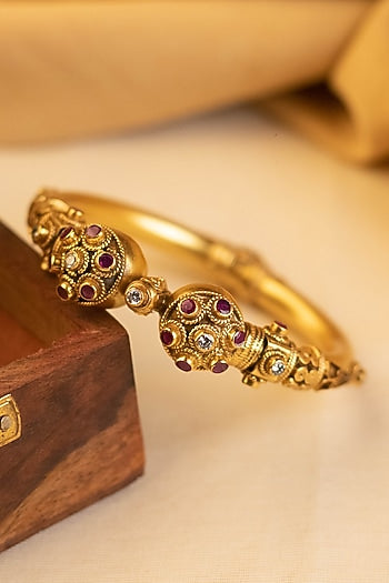 Gold Finish Onyx Temple Bangle In Sterling Silver