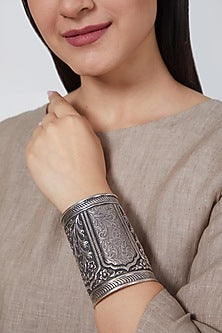 White Finish Mughal Hand Cuff In Sterling Silver