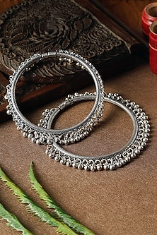 White Finish Ball Ghungroo Textured Leg Kada In Sterling Silver