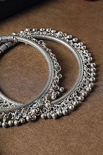 White Finish Ball Ghungroo Textured Leg Kada In Sterling Silver