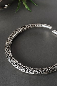 White Finish Temple Chitai Hasli Necklace In Sterling Silver
